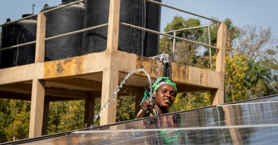 Femme maraîchère nettoyant les panneaux solaires à Casamance, Sénégal