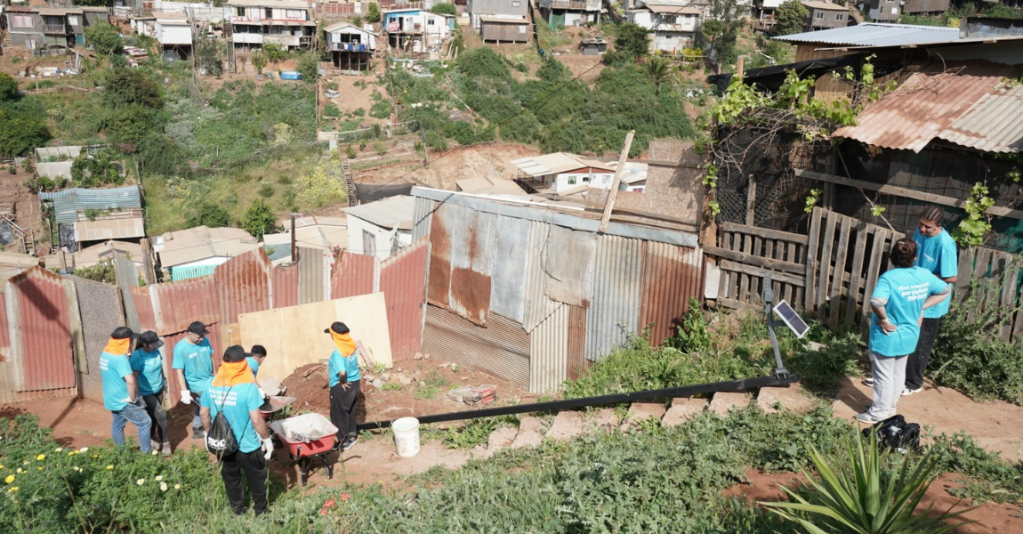 Volunteers are installing solar posts in Valparaiso region