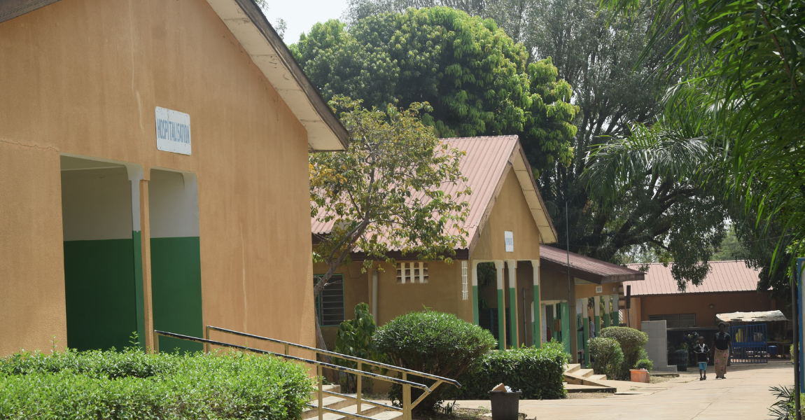 Entrée des services de maternité à l'Hôpital Mère et Enfants (HME) de Kara, Togo.