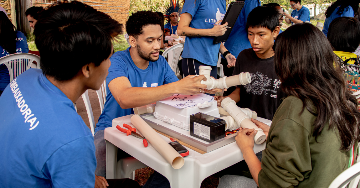 Volunteers are working with people from Mata Verde Bonita to assemble the streetlights