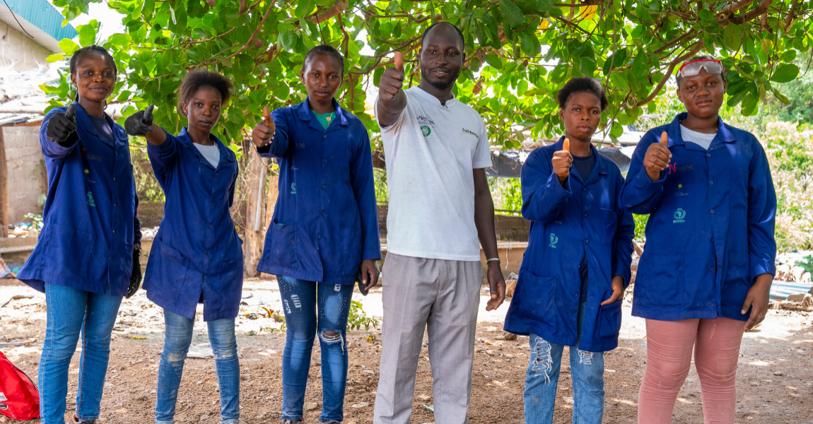Les 5 jeunes électriciennes formées à l'aide du projet MAEVA