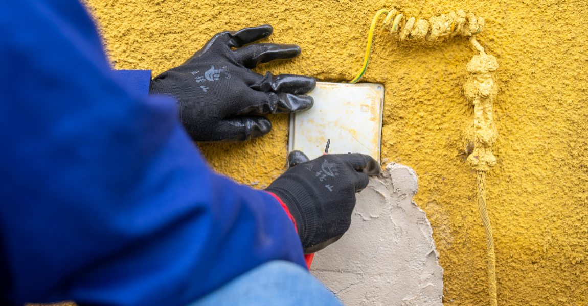 Les jeunes femmes savent réaliser tout type d'installation électrique