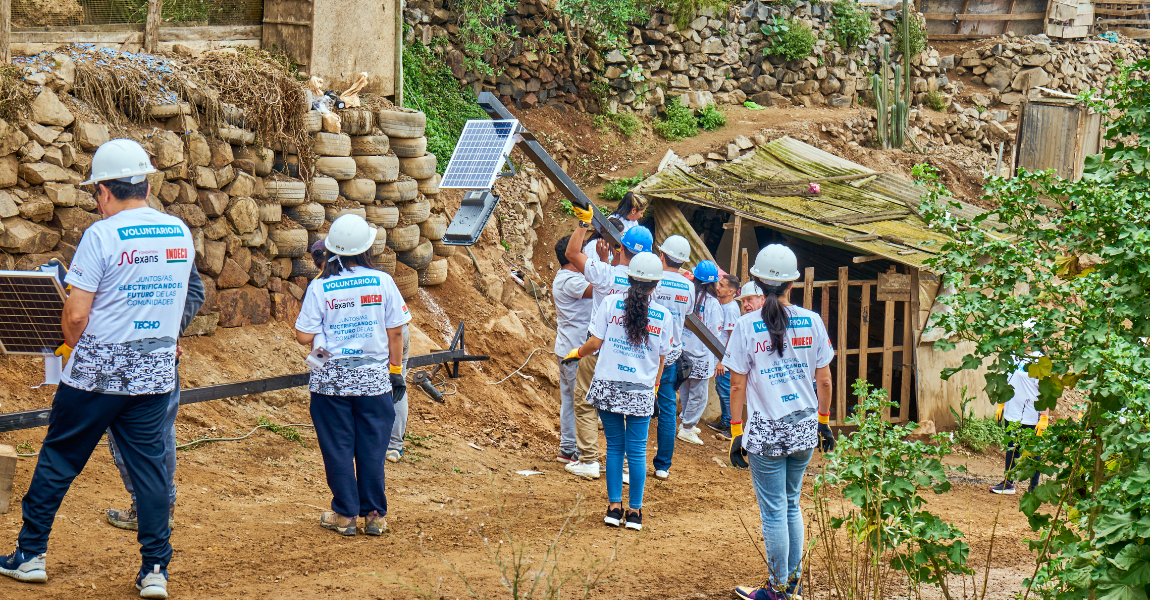 Les bénévoles du projet Luz al Barrio à Lima ont installé des lampadaires à énergie solaire