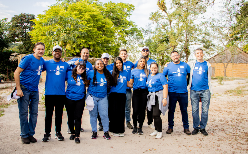 Rodrigo (last on the right) & Vitoria (middle with the black skirt) had a great time within the community