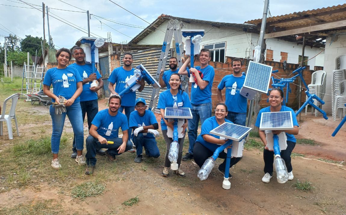 Nexans Brazil volunteers joined forces with Litro de Luz supported by the Nexans Foundation