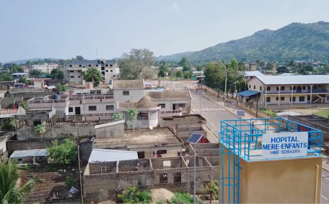  Vue aérienne de l'Hôpital Mère et Enfants (HME) à Kara, Togo.