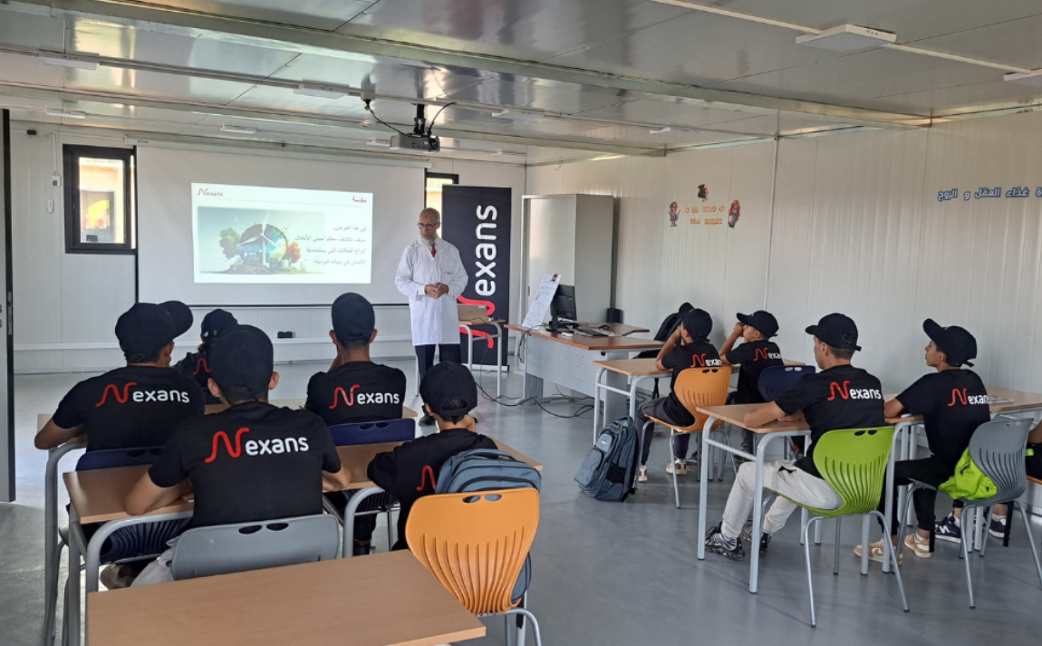 jeunes en train d'étudier