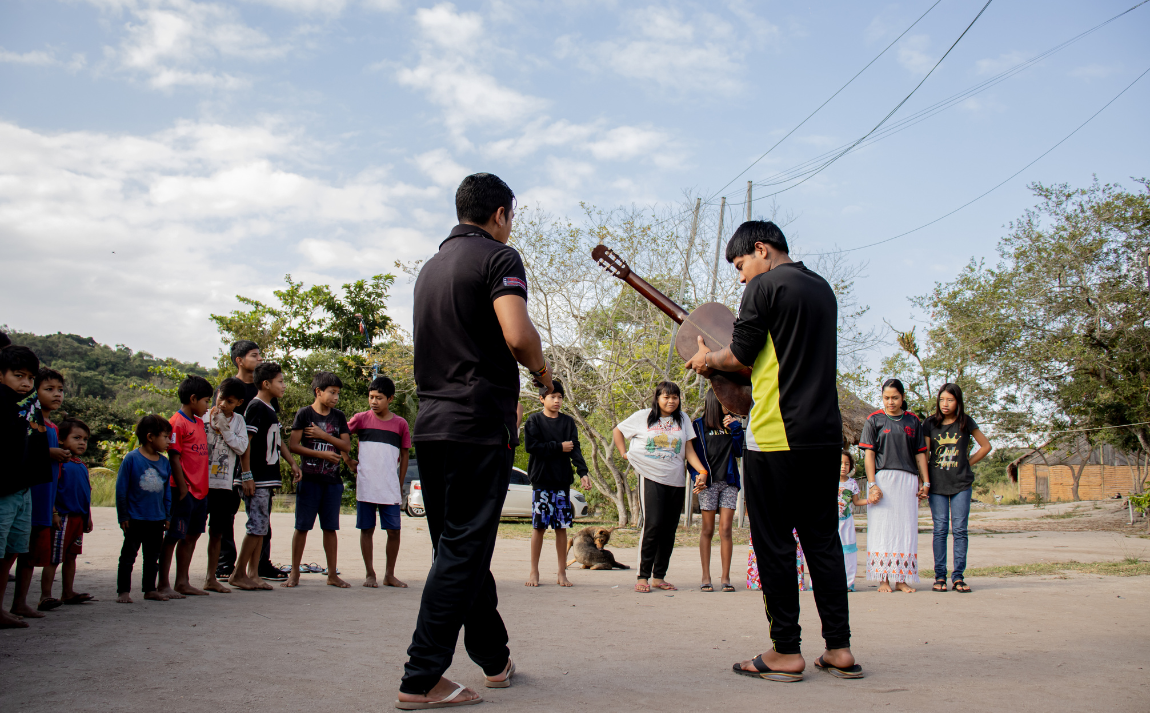 Traditional Tupi Guarani music for the volunteers