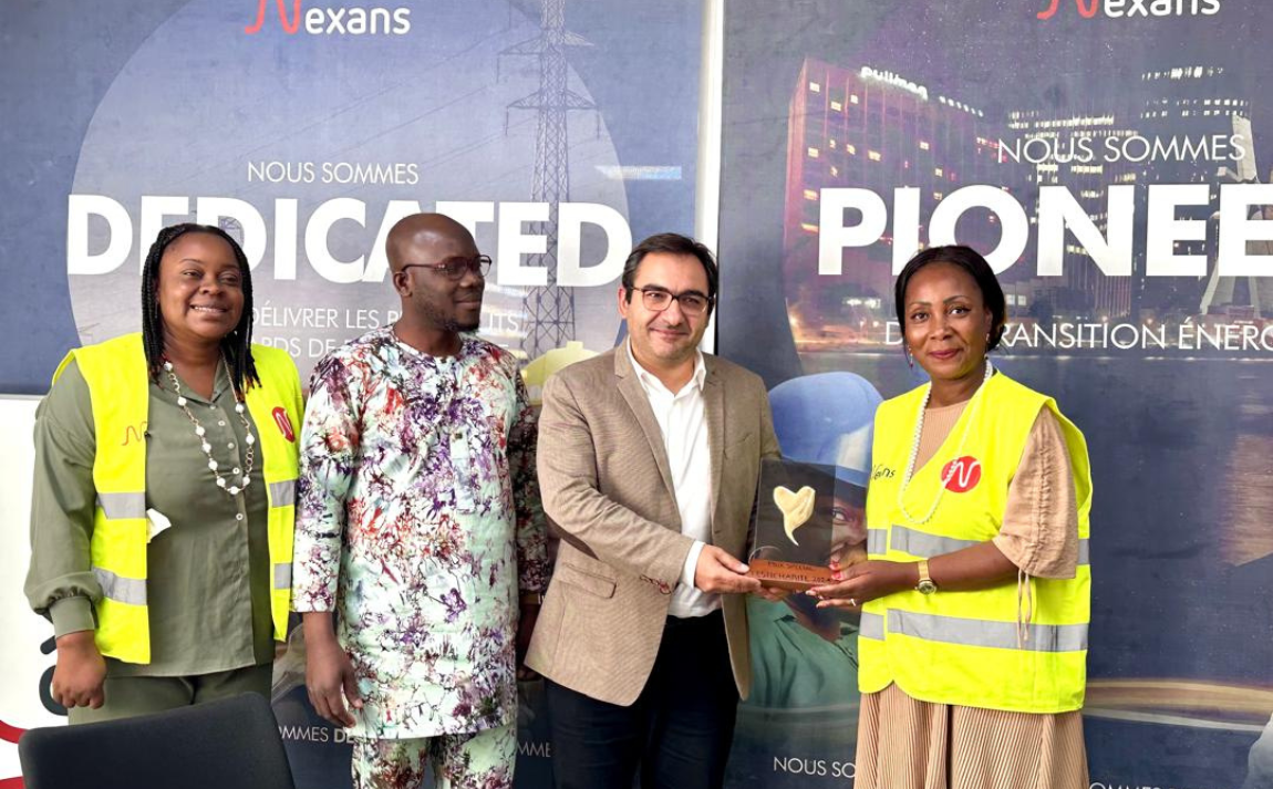 Mohamed Younes, Nexans Cote d'Ivoire CEO receiving a prize at Festicharité