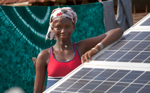 jeune fille et un panneau solaire