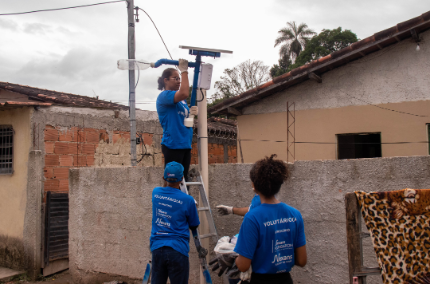 Au Brésil, bénévoles de Litro de Luz et Nexans installent des lampadaires