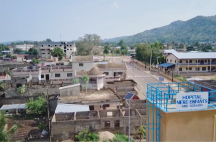  Vue aérienne de l'Hôpital Mère et Enfants (HME) à Kara, Togo.