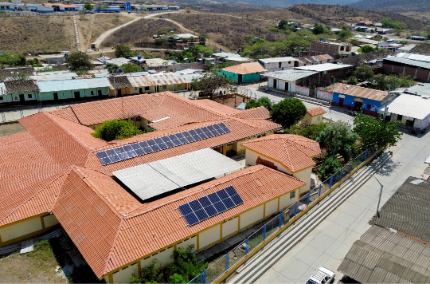 Vue de l'installation photovoltaïque sur le toit du Centre Médical de Suyo